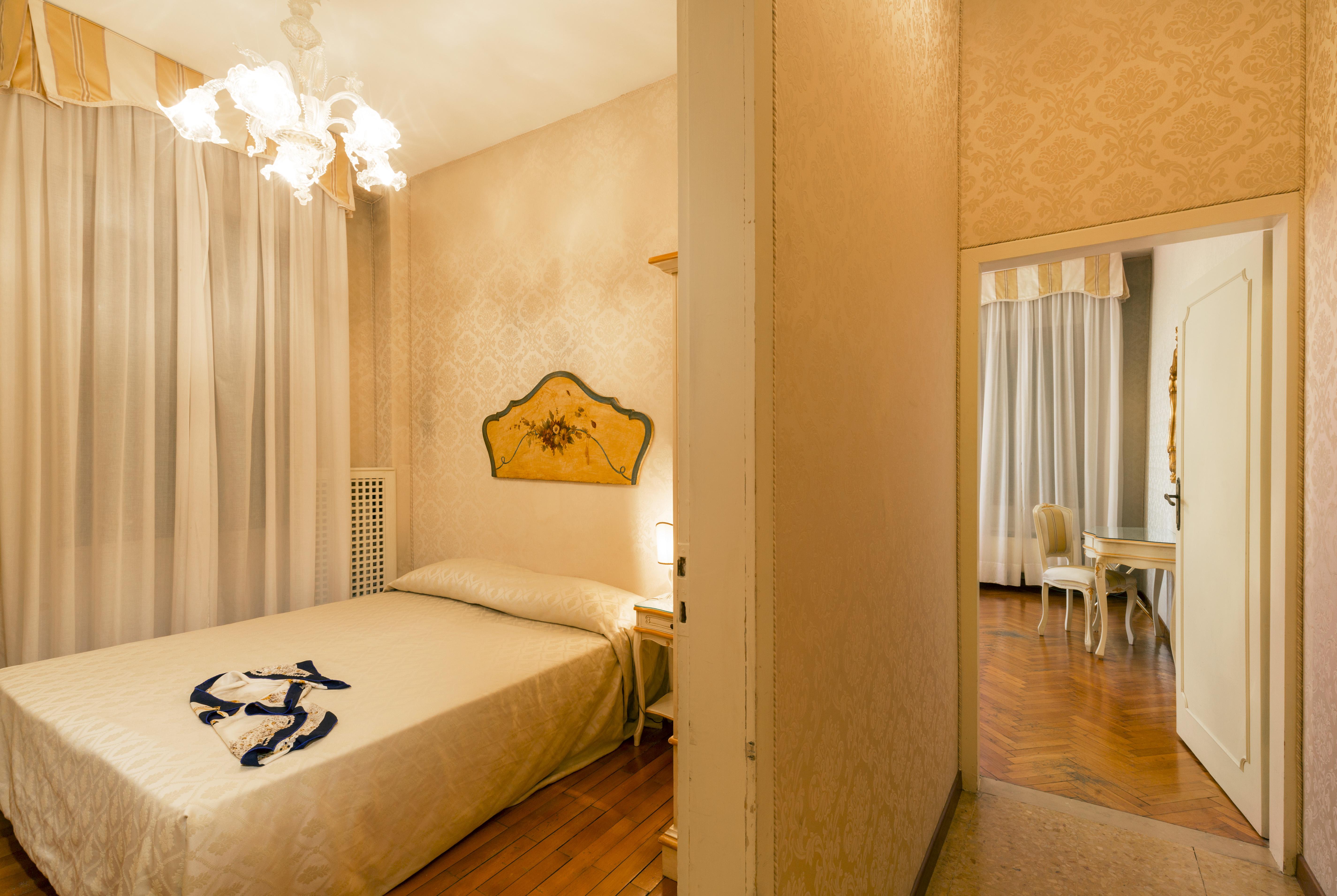 Palazzo Guardi Hotel Venice Exterior photo