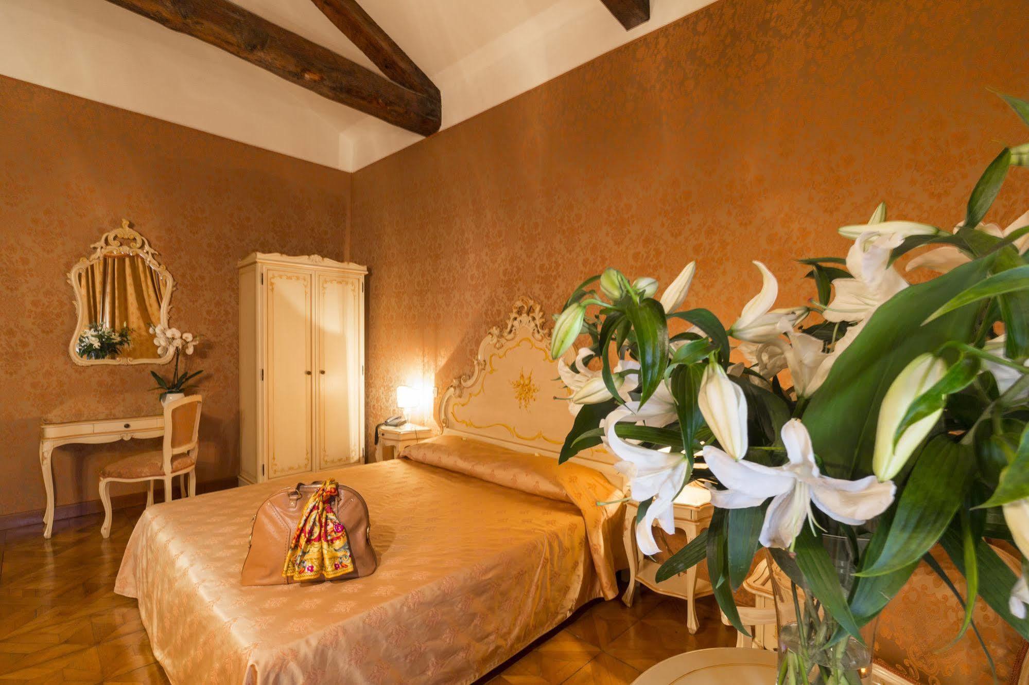Palazzo Guardi Hotel Venice Exterior photo
